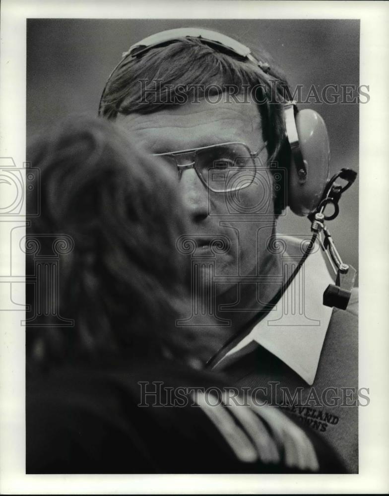 1984 Press Photo Browns Head Coach stares thru Matt Bahr - cvb70038 - Historic Images