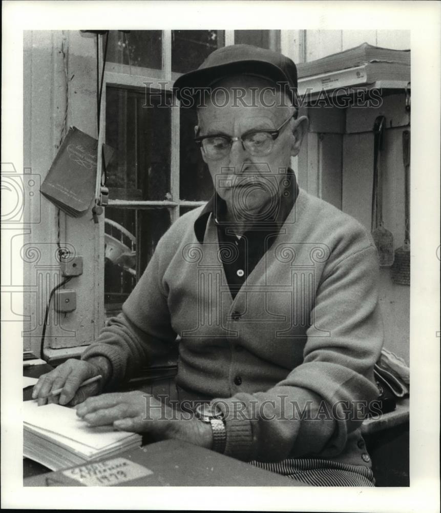 1979 Press Photo Ernie Gottsschauk at Westwood Country Club Caddie Master's desk - Historic Images