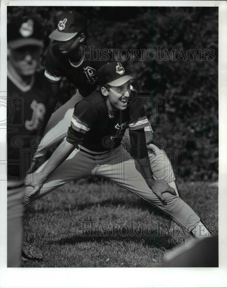 1986 Press Photo Pitcher Jeff Shaw stretches out with the team during pre-game - Historic Images