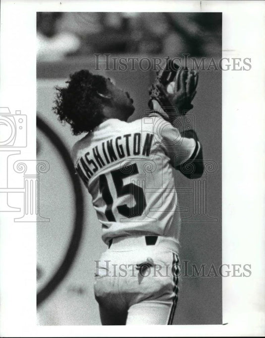 Press Photo Ron Washinton catches a short pop over his shoulder - cvb70087 - Historic Images