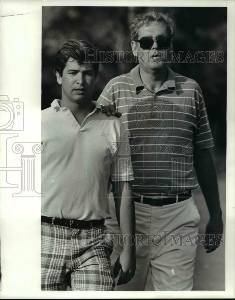 1981 Press Photo Coach Jerry Barousse guides blind Golf Champion, Pat Browne, Jr - Historic Images