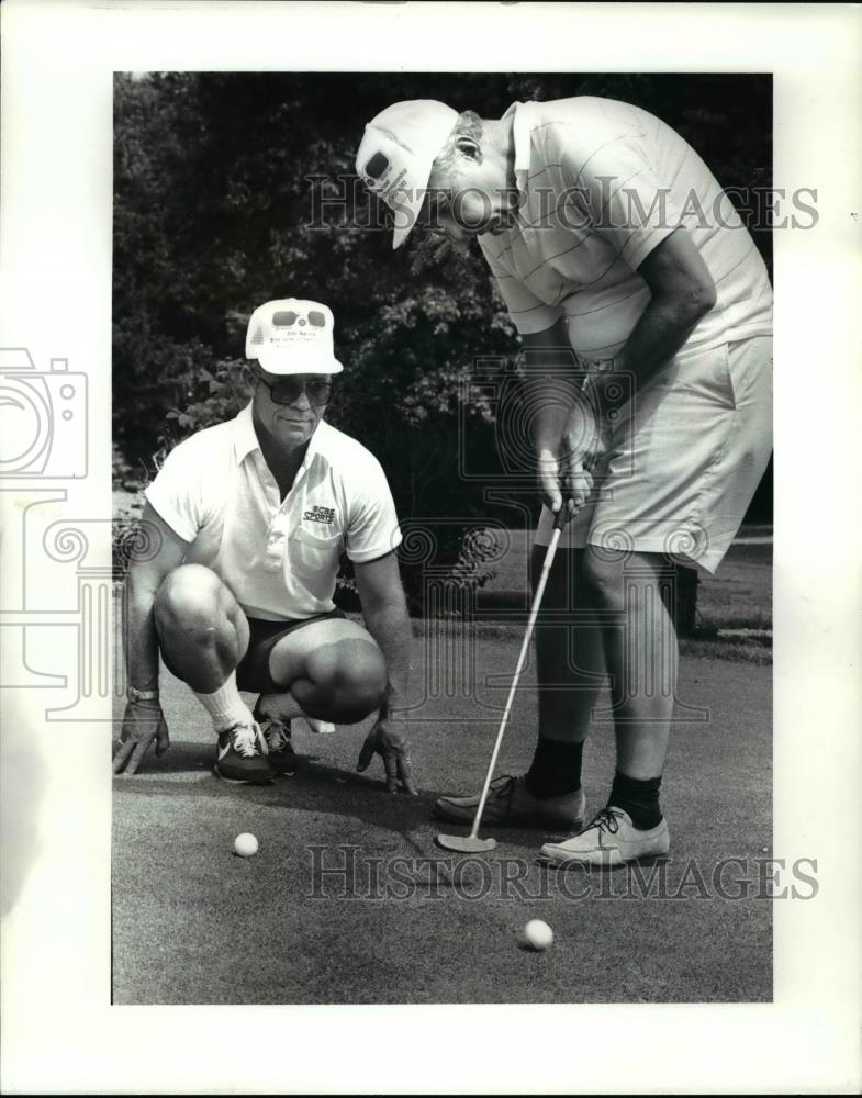1985 Press Photo Walter Dietz (right) blind golfer and his coach Rod Young - Historic Images