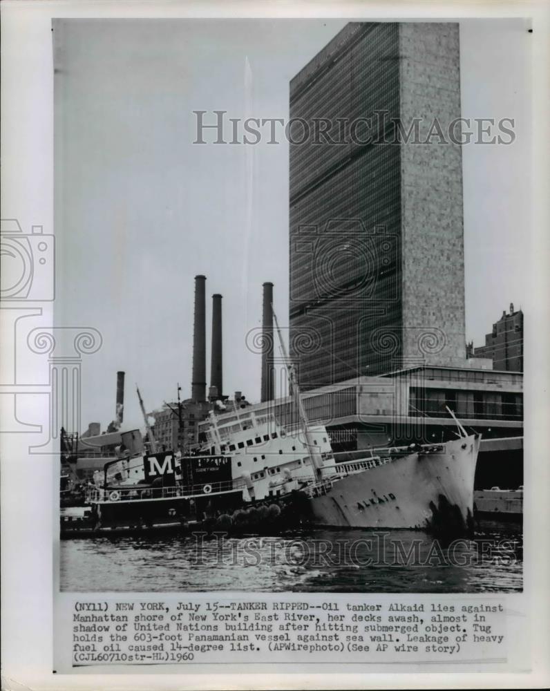 1960 Press Photo Oil tanker alkaid lies against the Manhattan shore of NY - Historic Images