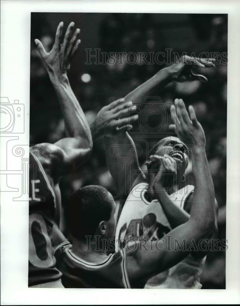 1989 Press Photo Phil Hubbard after putting in a shot against Golden D State. - Historic Images