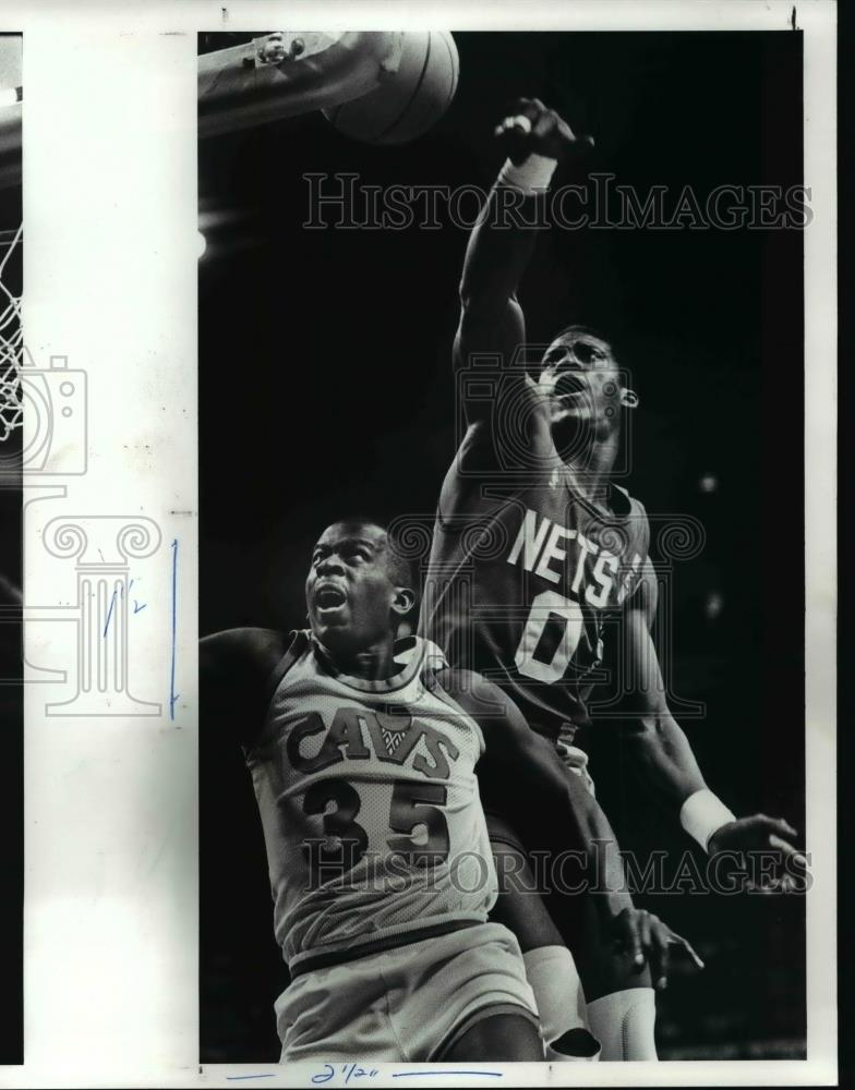 1987 Press Photo Phil Hubbard is fouled by Orlando Woolridge during basket - Historic Images
