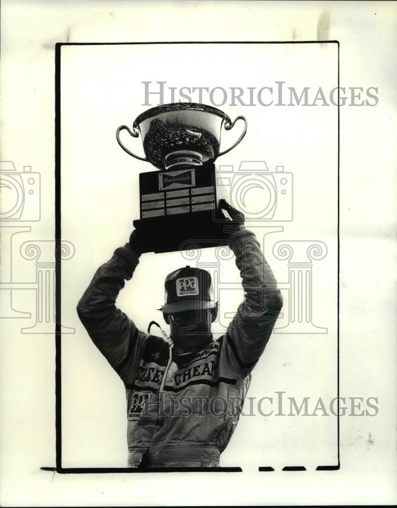 1982 Press Photo Bobby Rahal and his trophy in the winners circle at Cleve 500 - Historic Images