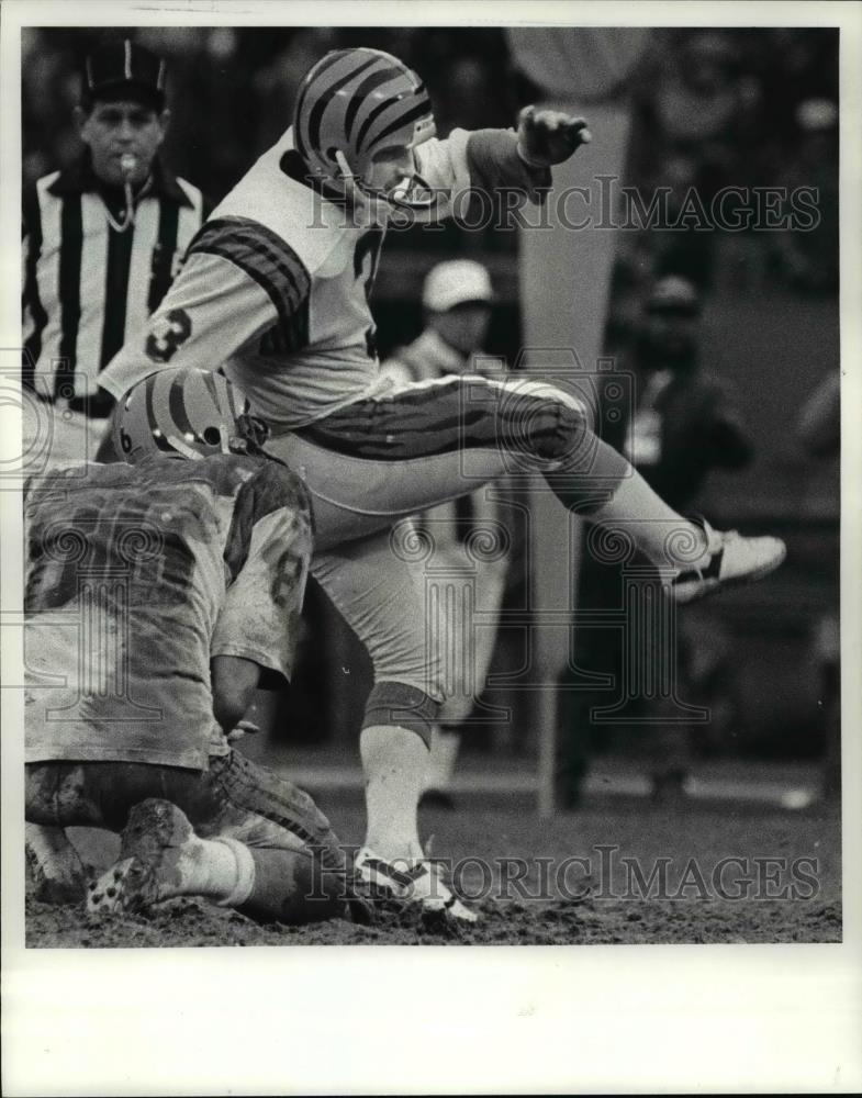 1984 Press Photo Bengals Jim Breech kicks the winning field goal in overtime. - Historic Images