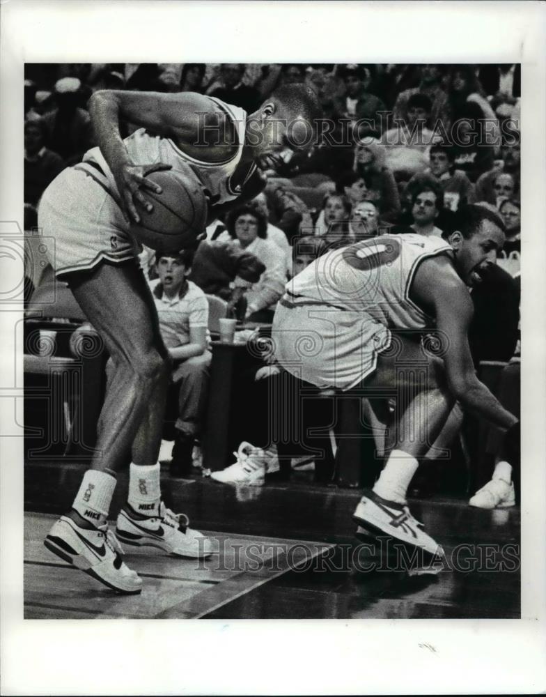 1988 Press Photo Cavs' Ron Harper & Dell Curry on toes saving loose ball - Historic Images