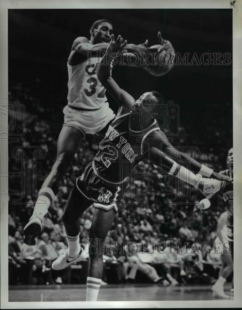 1986 Press Photo Roy Hinson is fouled by Rory Sparrow in basketball action - Historic Images