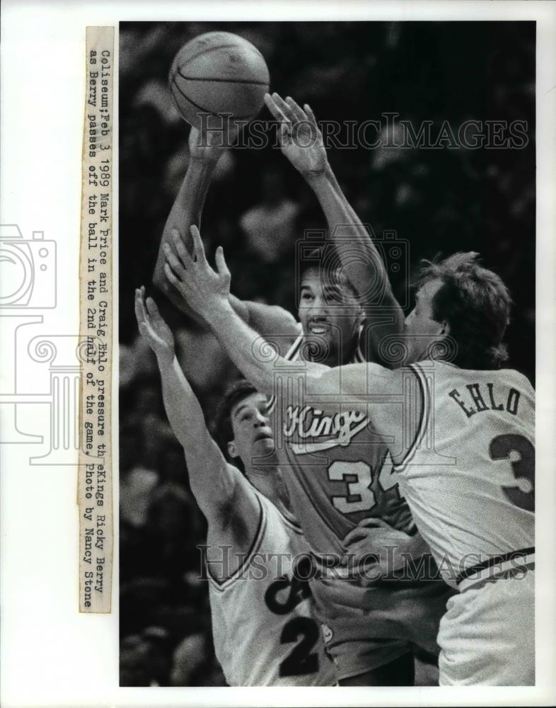 1989 Press Photo Mark Price &amp; Craig Ehlo pressure the Kings Ricky Berry - Historic Images