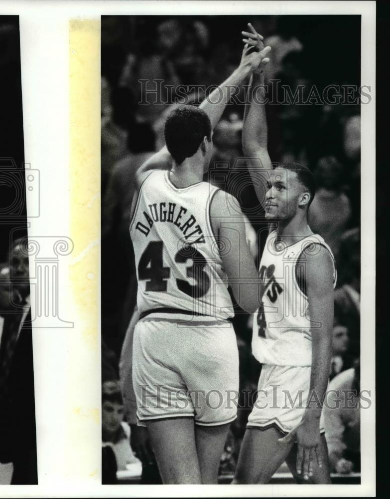 Press Photo Cavaliers&#39; Daugherty shakes hands - cvb70228 - Historic Images