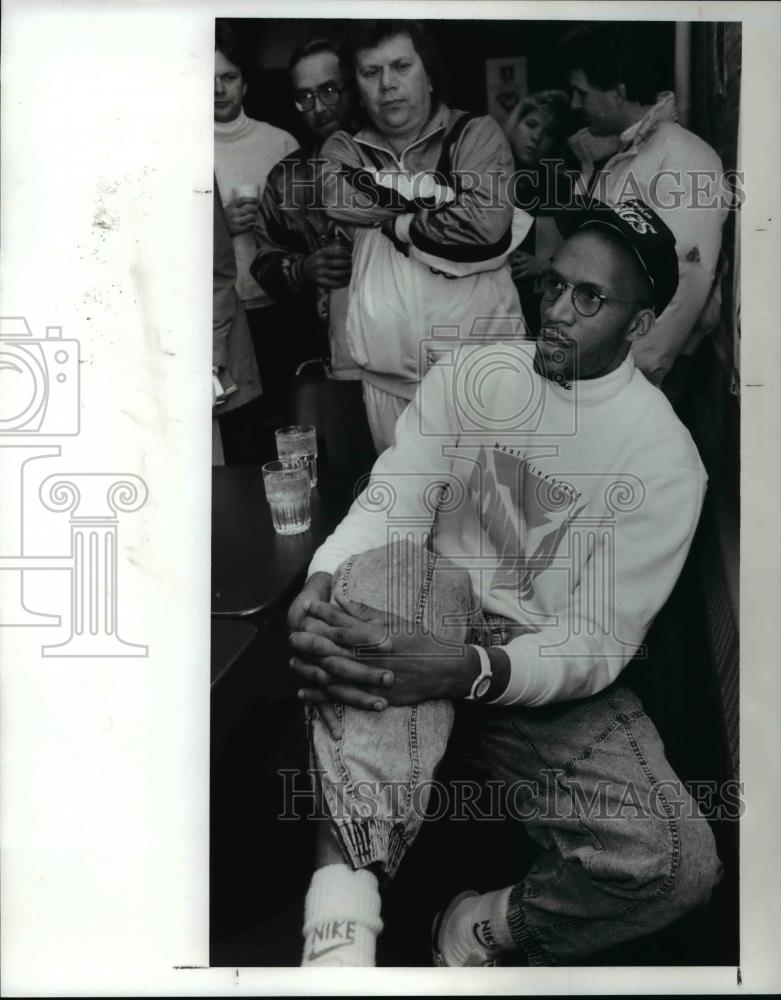 1990 Press Photo Ron Harper holds hurt knee at a conference at Power House - Historic Images