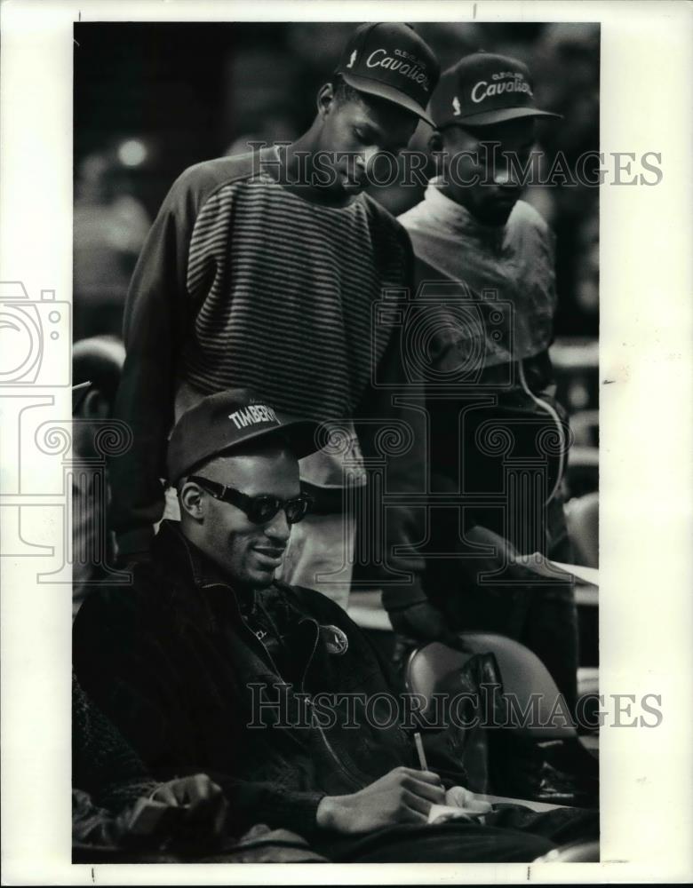 1990 Press Photo Former Cavs&#39; player Ron Harper with Phil Hubbard - cvb70230 - Historic Images