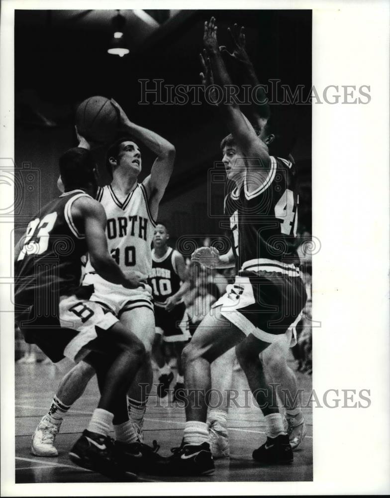 1991 Press Photo Brush vs North High School's Scott Krause-basketball action - Historic Images