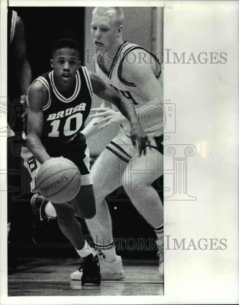 1991 Press Photo Brush&#39;s Dowhan Bird vs North High&#39;s Larry Stanton-basketball - Historic Images