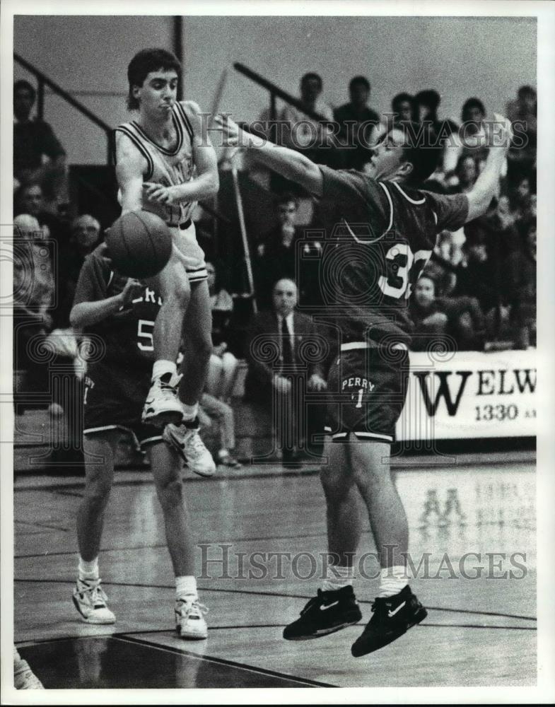 1991 Press Photo Marc Schiano against Beckwith in a basketball court action - Historic Images