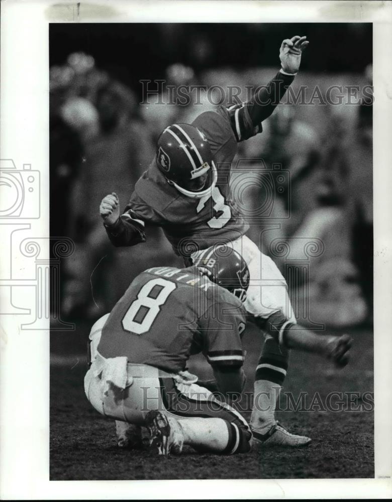 1987 Press Photo Rich Karlos-football action scene - cvb70273 - Historic Images