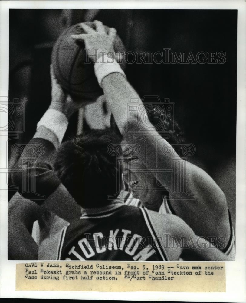 1989 Press Photo Cavs Paul Mokeski vs John Stockton of the Jazz-basketball game - Historic Images