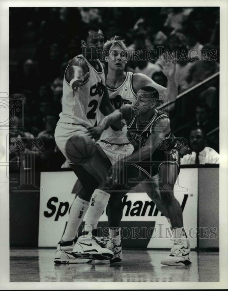 1991 Press Photo Larry Nance and Craig Ehlo-basketball action scene - cvb70300 - Historic Images