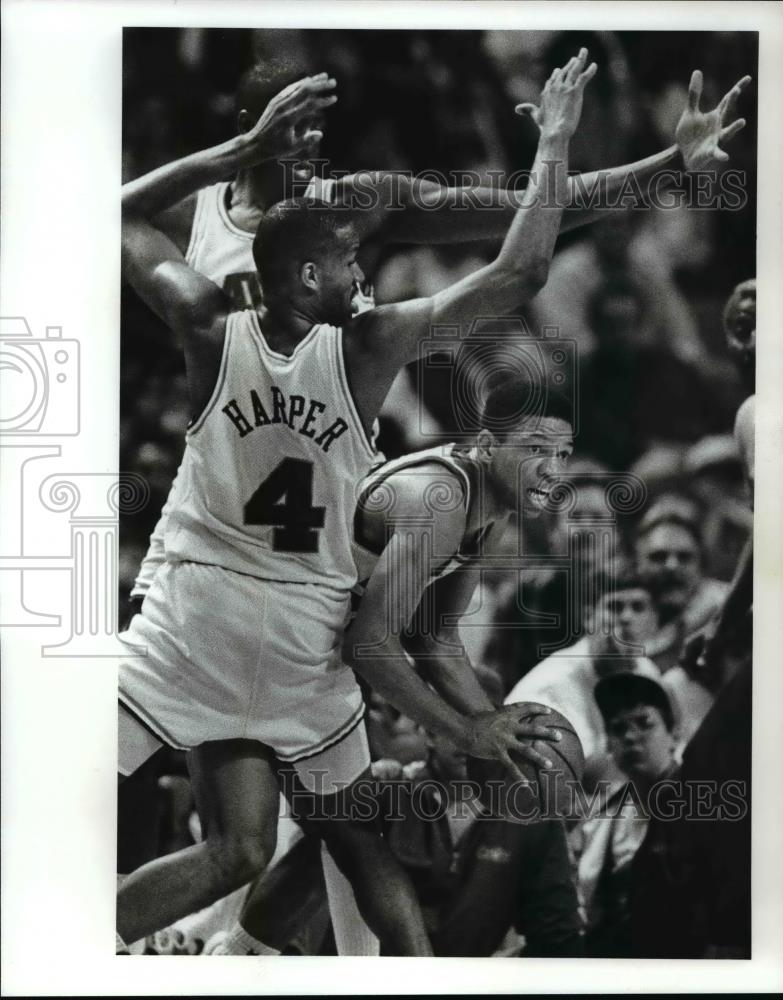 1989 Press Photo Cavs defending with Ron Harper-basketball action scene - Historic Images