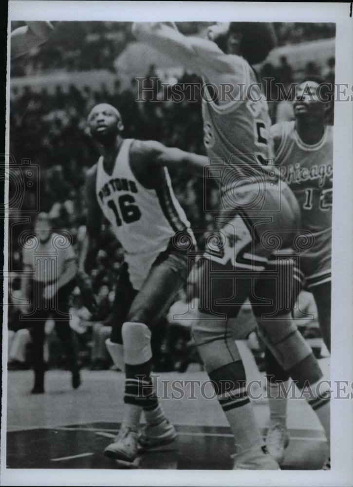 Press Photo Basketball action scene - cvb70305 - Historic Images