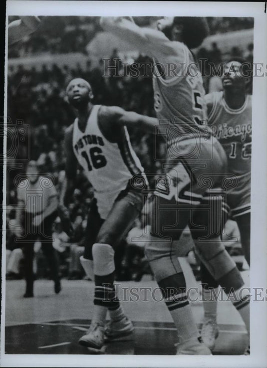 Press Photo Basketball action scene - cvb70305 - Historic Images