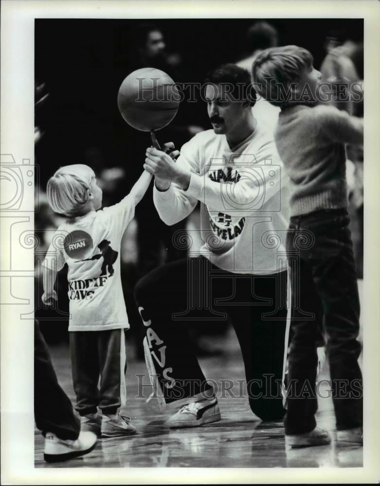 Press Photo Cavaliers kids basketball exhibition - cvb70331 - Historic Images