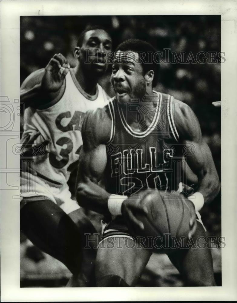 1986 Press Photo Bulls Gene Banks flexes his muscle against the Cavs' Roy Hinson - Historic Images