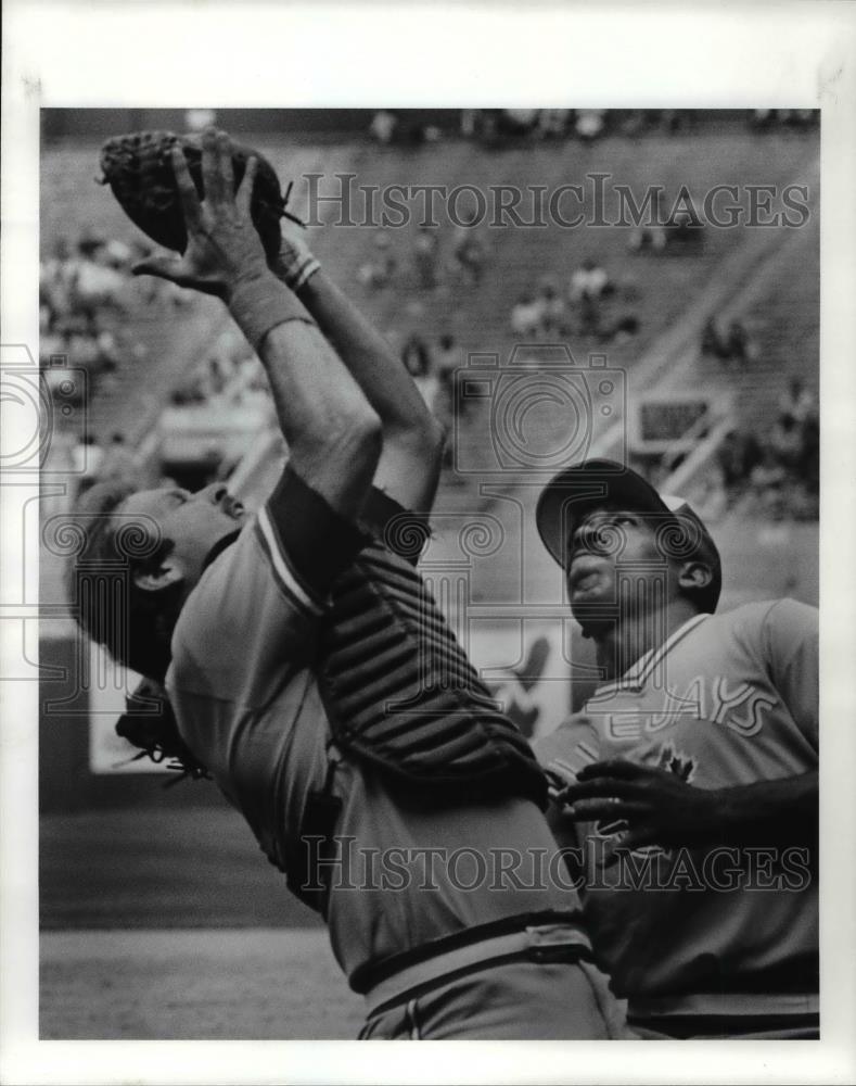 1986 Press Photo Ernie Witt and Willie Upshaw-baseball action scene - cvb70337 - Historic Images