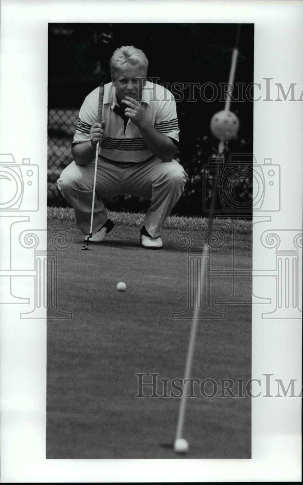 1991 Press Photo Mike O&#39;Toole studies the run of another players ball on the 8th - Historic Images