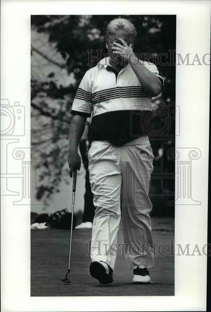 1991 Press Photo Mike O'Toole rubs his eyes as he walks across the8th green - Historic Images