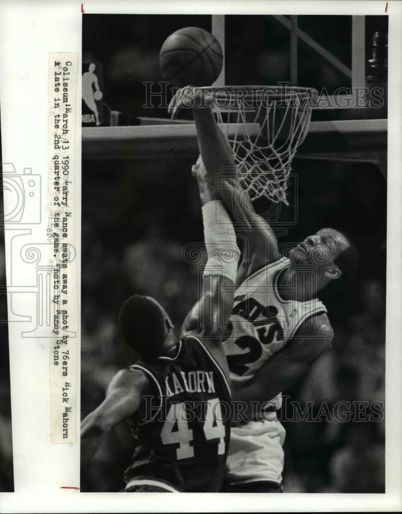 1990 Press Photo Cavs Larry Nance vs 76ers Rick Mahorn-basketball action - Historic Images