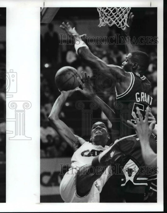 1989 Press Photo Ron Harper against Bulls Horace Grant - cvb70364 - Historic Images