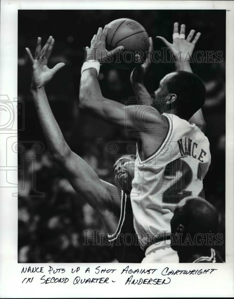Press Photo Nance puts up a shot against Cartwright in second quarter - Historic Images