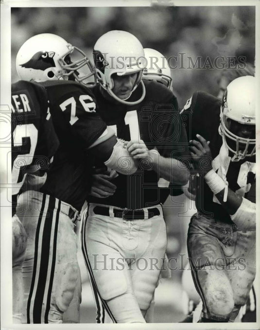 1985 Press Photo Neil O' Donoghue-football player with teammates - cvb70386 - Historic Images
