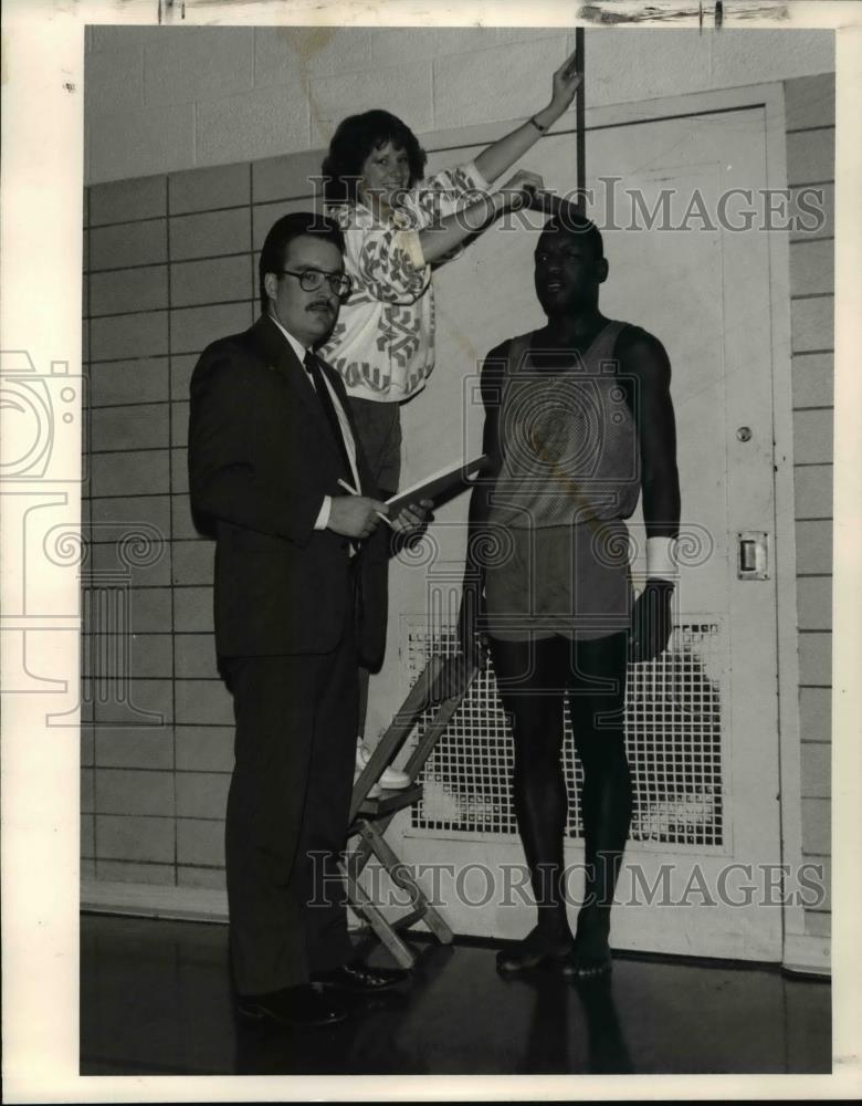Press Photo Athlete Clinton Ransey Measured by Trainer Lora Rubesich - Historic Images