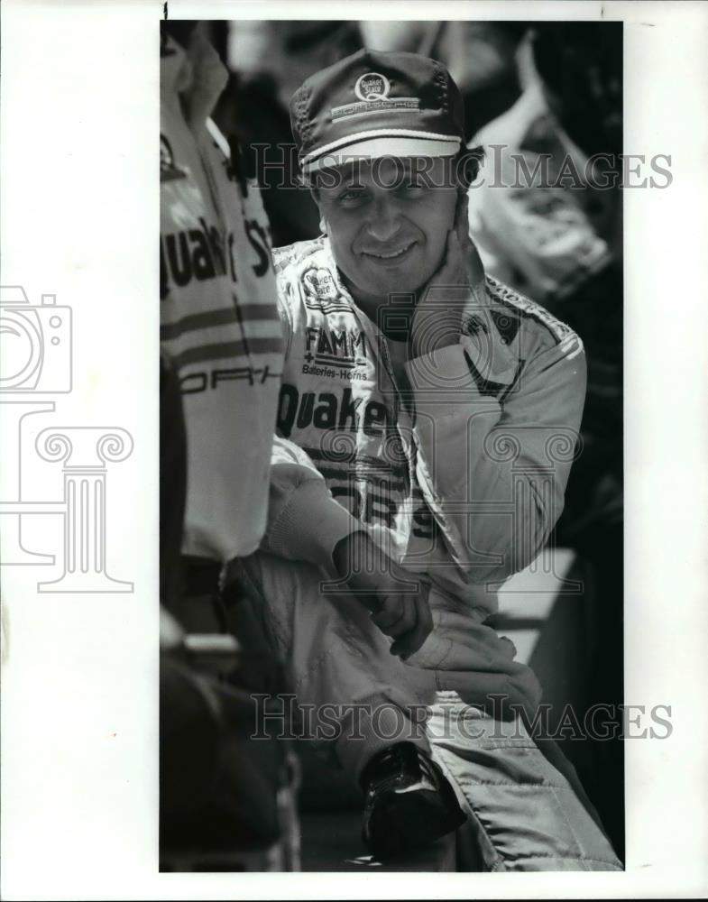 1989 Press Photo Teo Fabi before qualifying round today. He is in the pits. - Historic Images