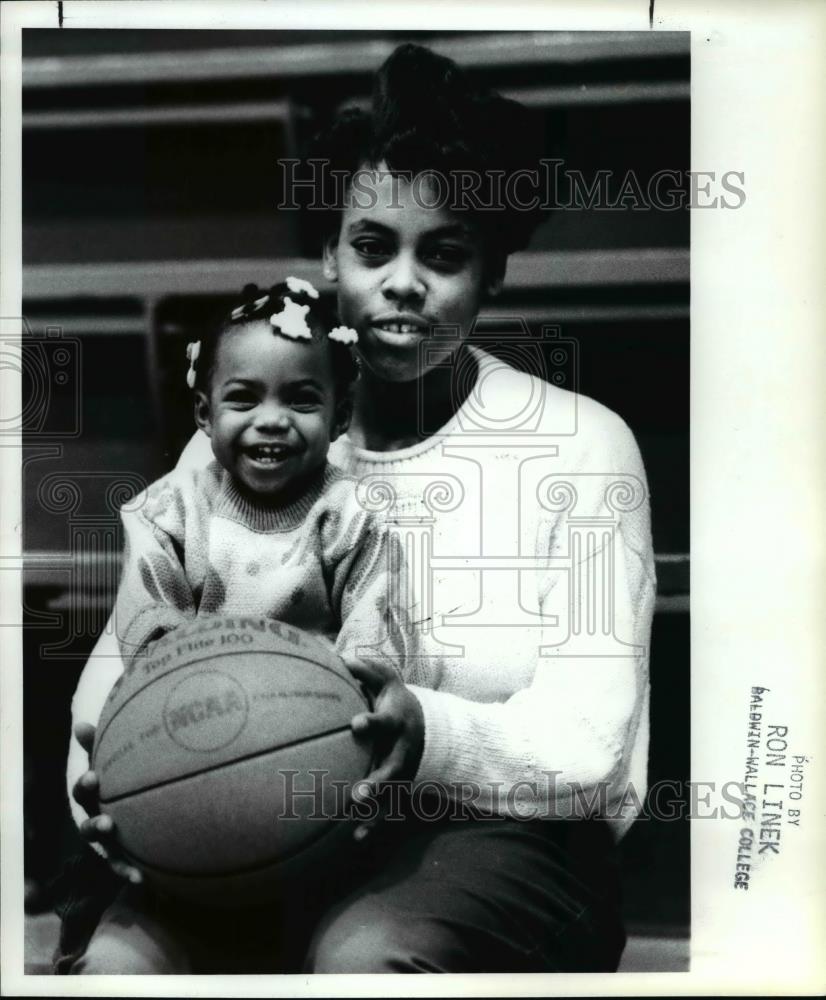 1991 Press Photo Jenny Willis of Baldwin-Wallace basketball and daughter, Janae - Historic Images