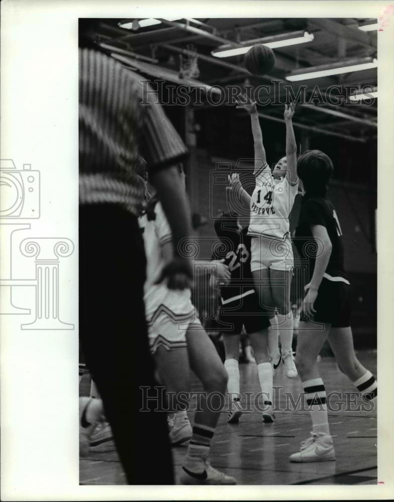 1982 Press Photo Peggy Muser. 1982 C.W.R.U. Basketball player - cvb70418 - Historic Images