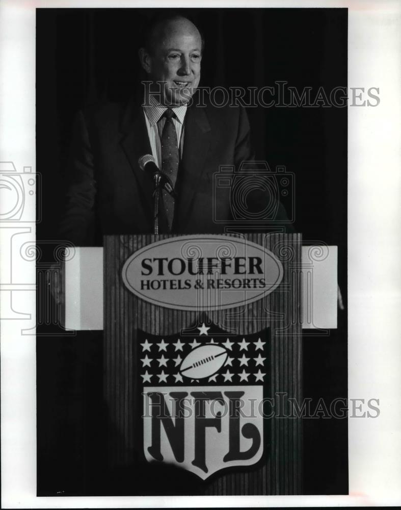 1989 Press Photo Football Commissioner Pete Rozelle Addresses the Media - Historic Images