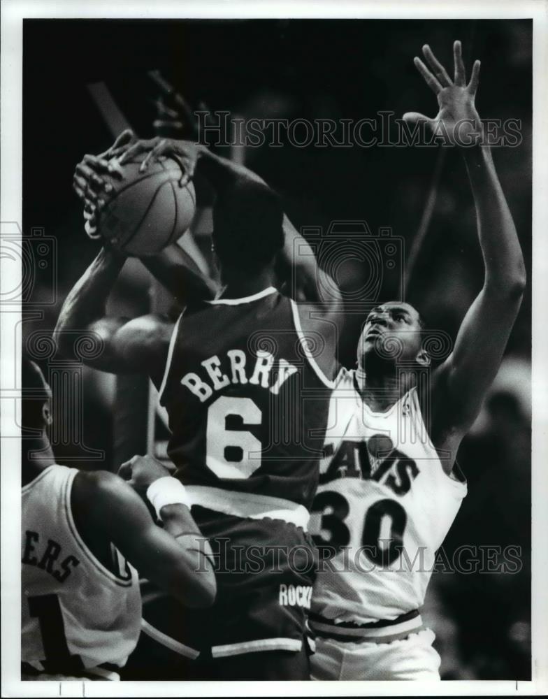 1989 Press Photo Tree Rollins Smothers a Shot by Walter Berry - cvb70424 - Historic Images