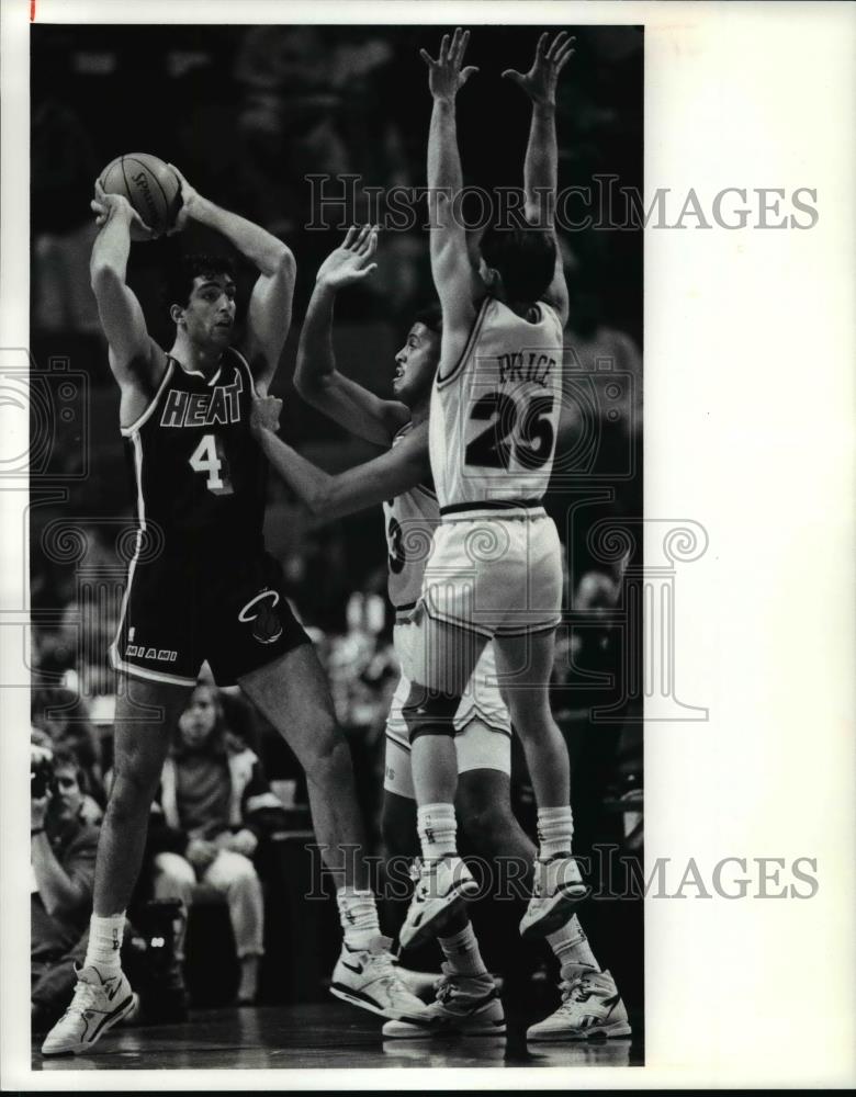 1990 Press Photo Cleveland Cavs&#39; Brad Daugherty vs Miami Heat&#39;s Rony Seikaly - Historic Images