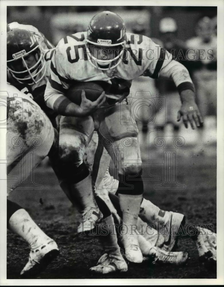 Press Photo New York Jets Scott Dierking jumps thru the line for a 12 yard gain - Historic Images