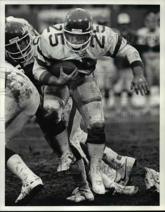 Press Photo New York Jets Scott Dierking jumps thru the line for a 12 yard gain - Historic Images