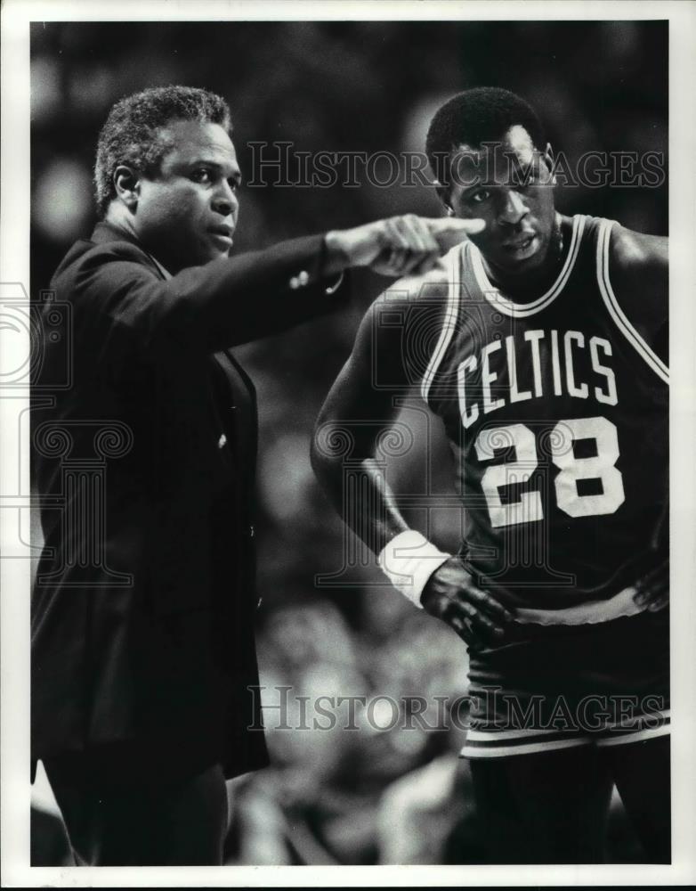 1985 Press Photo Boston Coach K.C. Jones with Quinn Buckner - cvb70478 - Historic Images