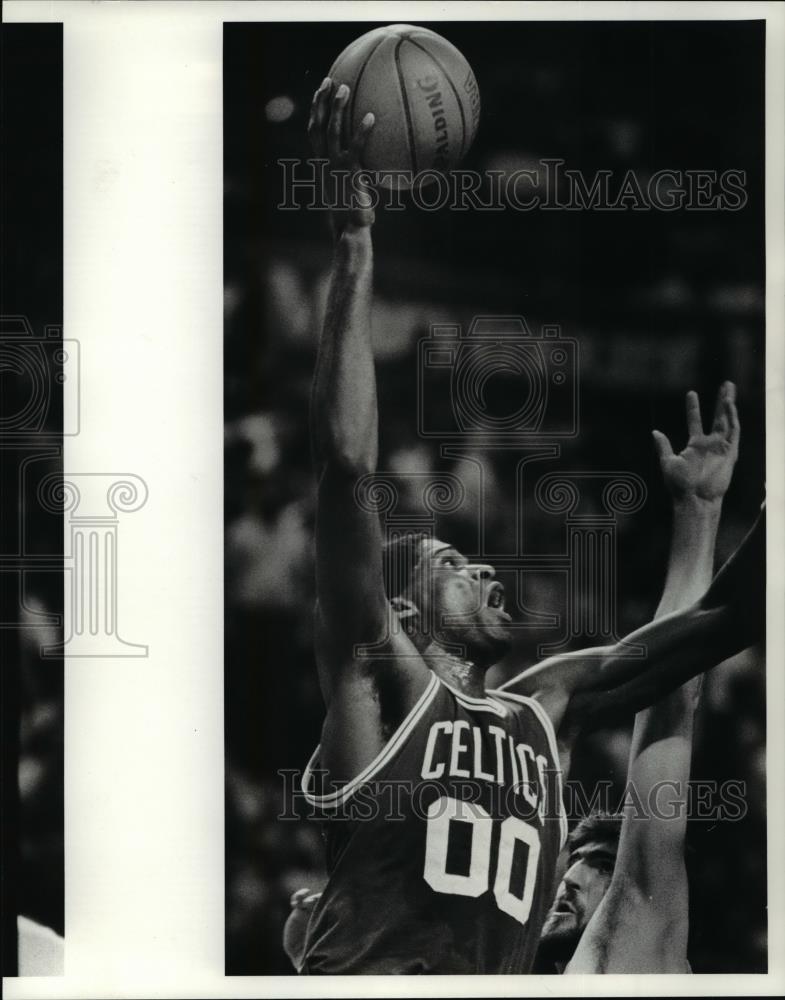 1986 Press Photo Robert Paris Hooks for 2 Points Over the Arm of Ben Poquette - Historic Images