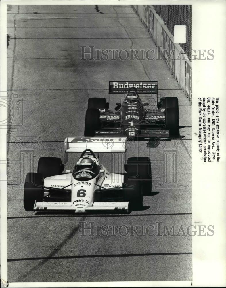 1988 Press Photo Mario Andretti charges into turn three at The Bud Grand Prix - Historic Images