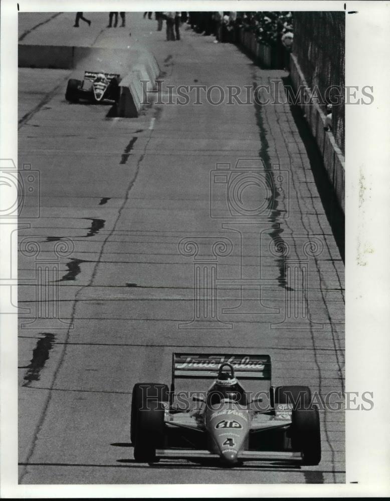 1987 Press Photo Roberto Guerrero the fast test on the track during qualifying - Historic Images