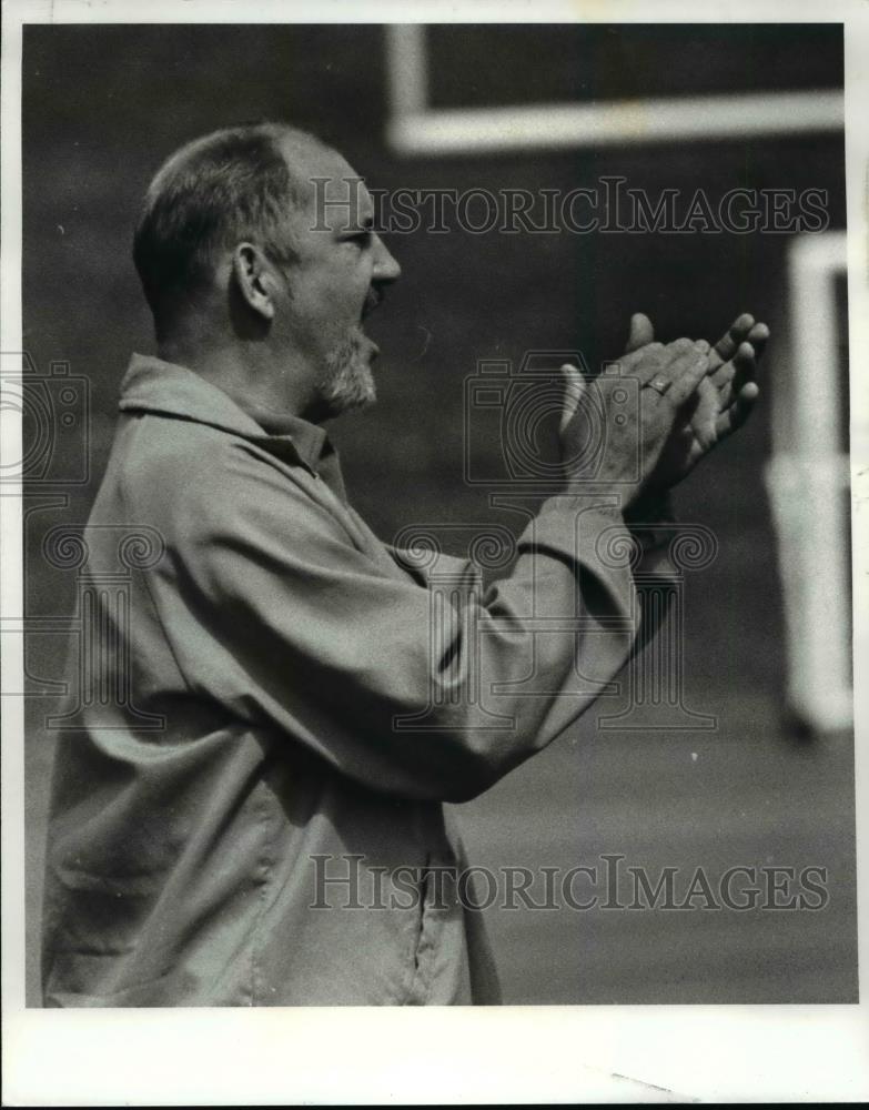 1981 Press Photo Head Coach Joe Larue leans scoeline cheers - cvb70531 - Historic Images