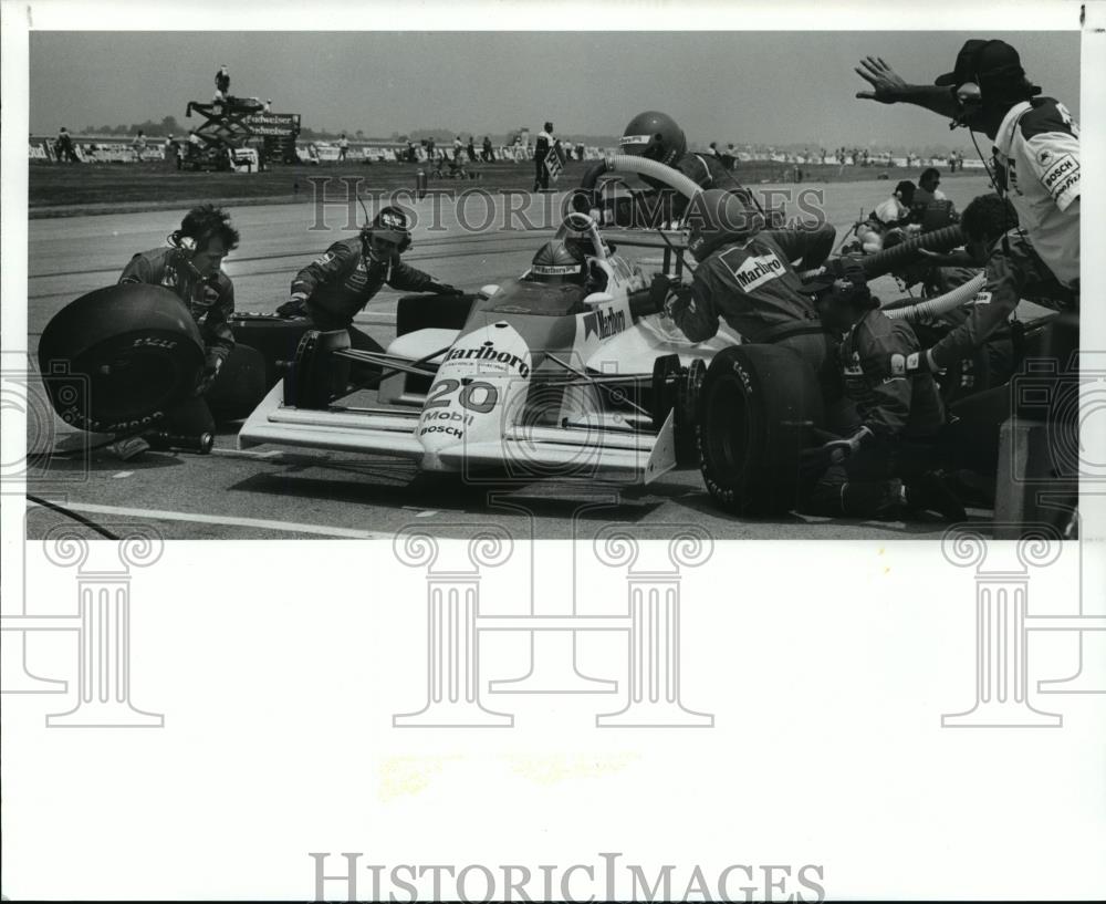 1989 Press Photo Emerson Fittipaldi makes his first pit shop - cvb70939 - Historic Images
